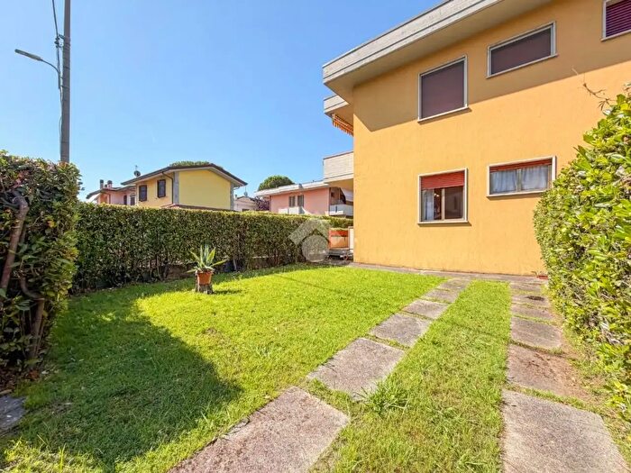 Appartamento trilocale in vendita in Via Venezia, Massa