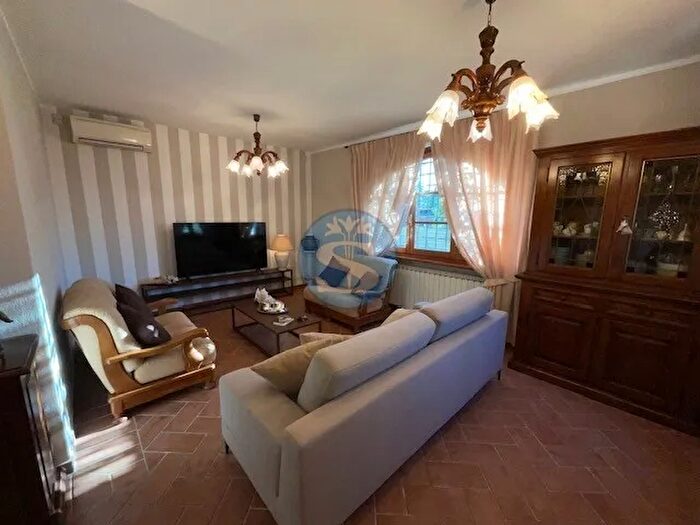 Casa con 11 locali in affitto in Pietrasanta