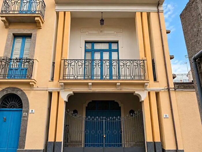 Casa con 14 locali in vendita in Via Guglielmo Marconi, Randazzo