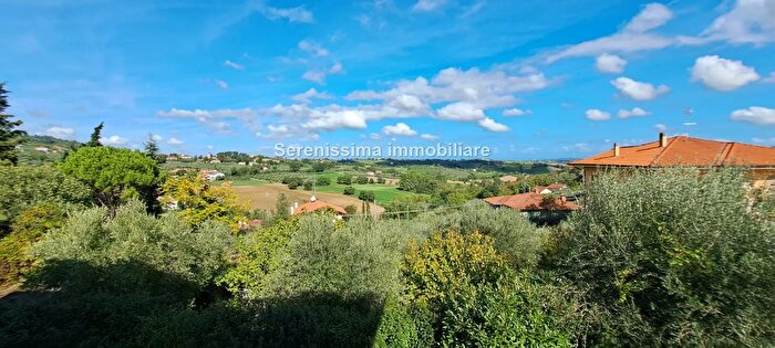 Casa con 9 locali in vendita in Cagli