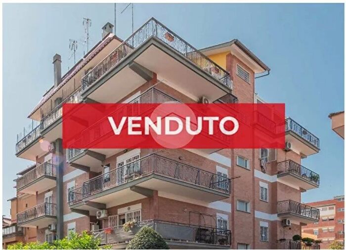 Appartamento trilocale in vendita in Via La Nebbia, Roma