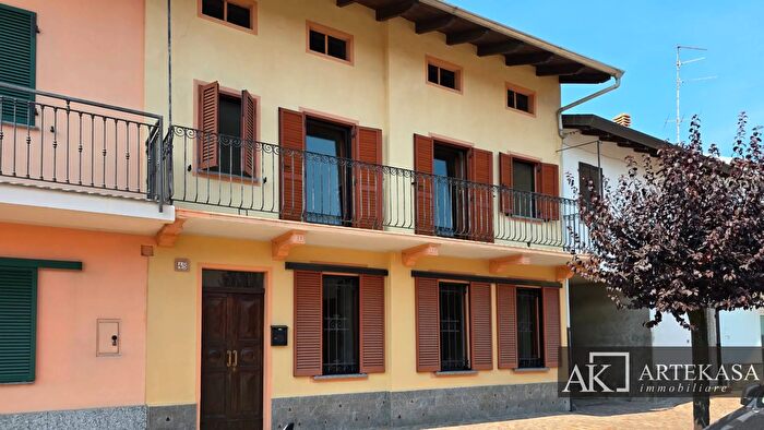 Casa con 6 locali in vendita in Via Guglielmo Marconi, Biandrate