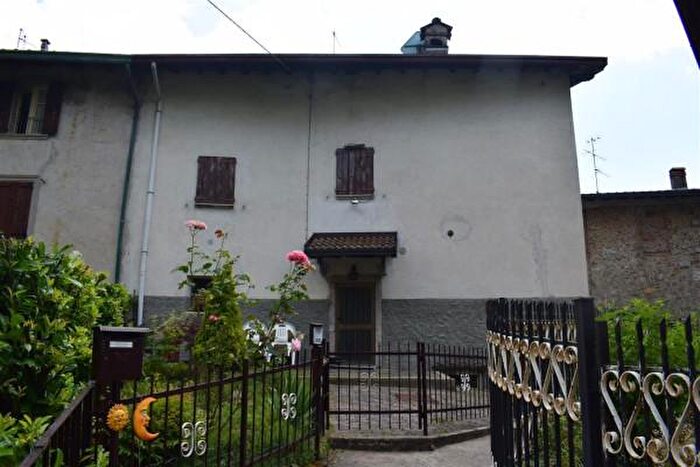 Appartamento trilocale in vendita in Via Cantone, Cornalba