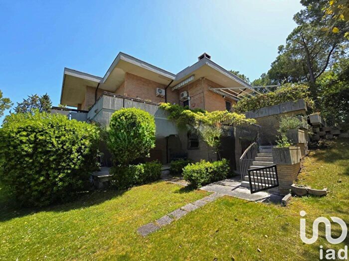 Casa con 12 locali in vendita in Localitãnbsp Montanello, Macerata