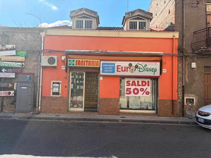 Casa con 6 locali in vendita in Via Statale Sant'Antonino, Centro, Barcellona Pozzo di Gotto