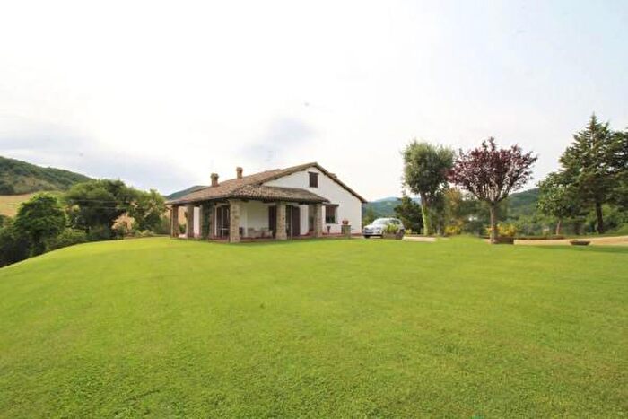 Casa con 6 locali in vendita in SantAngelo In Vado