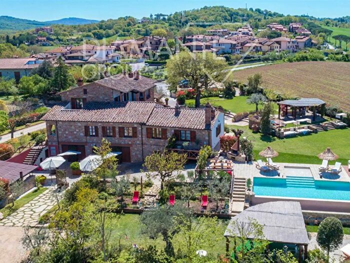 Casa con 14 locali in vendita in Citta Della Pieve