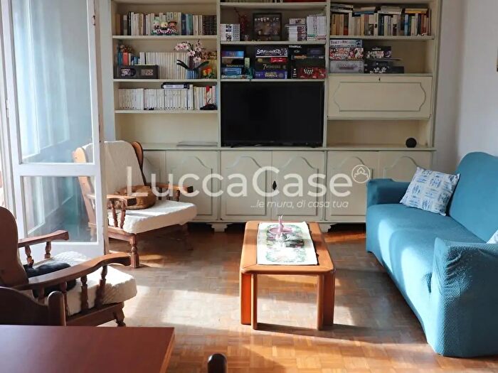 Appartamento con 6 locali in vendita in F Gasparini, Camaiore