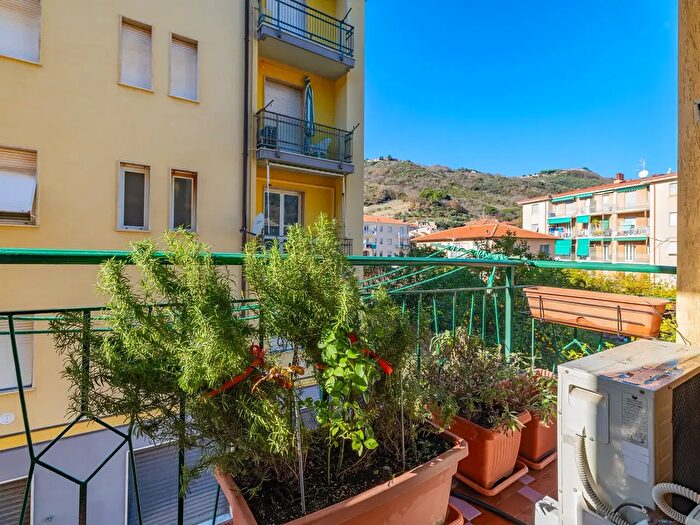 Appartamento bilocale in vendita in Via Varese, Finale Ligure