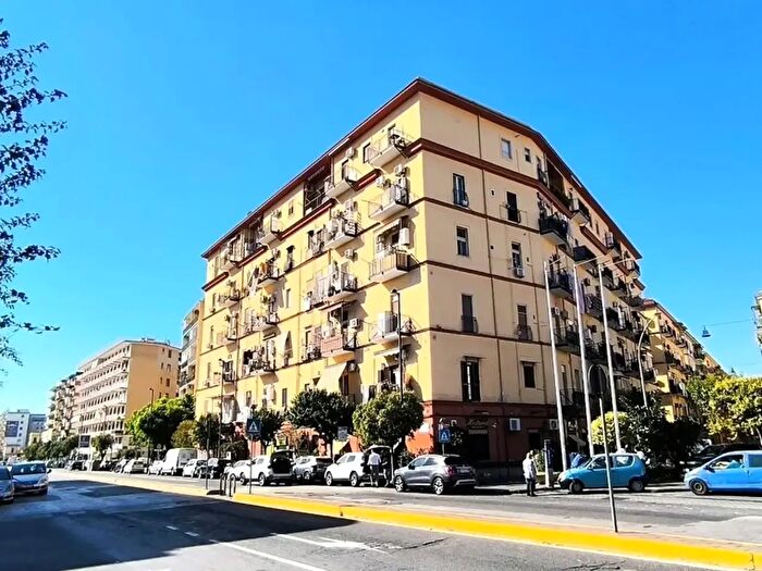 Appartamento trilocale in vendita in Via Benedetto Cairoli bis, Napoli