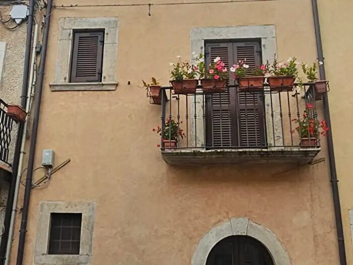 Appartamento con 6 locali in vendita in Via Giuseppe De Amicis, Alfedena