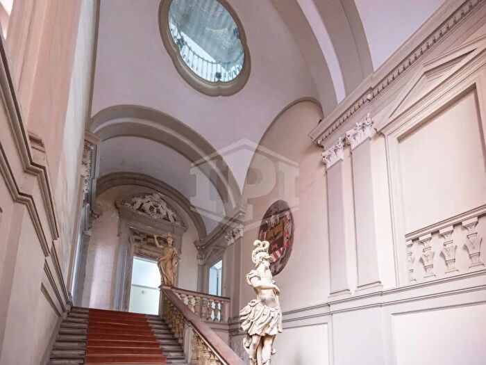 Appartamento trilocale in vendita in Via Barberia, Bologna