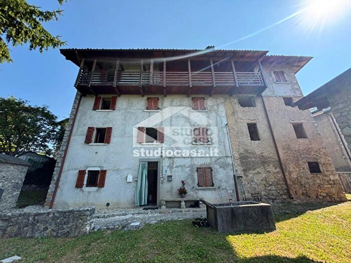 Casa trilocale in vendita in Via SantAntonio, Val Brembilla