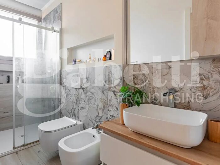 Appartamento trilocale in vendita in Via Dallolio, Bologna
