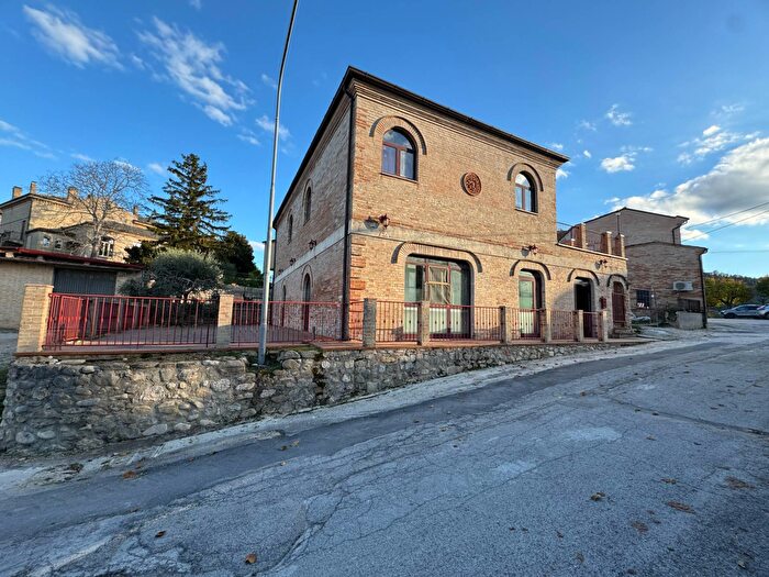 Casa con 10 locali in vendita in Piazza Mario Cifola Snc, Montottone