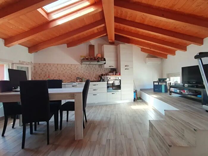 Appartamento trilocale in vendita in Via Volturno, Mirandola