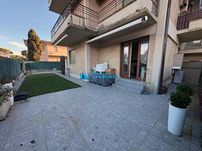 Appartamento trilocale in affitto in Via Marietta, Cinquale, Montignoso