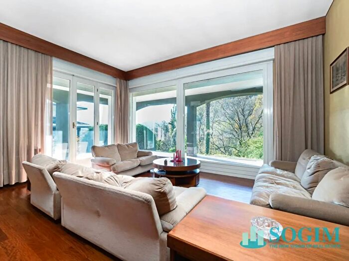 Casa con 8 locali in vendita in Via per Bellagio, Asso