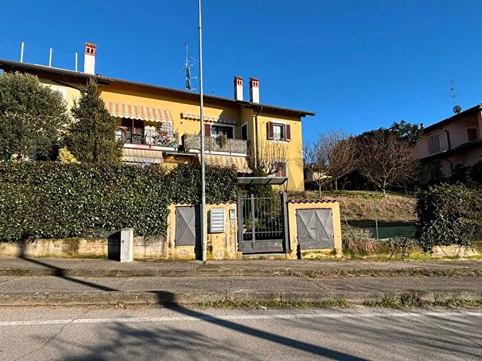 Appartamento bilocale in vendita in Via della Valle, Robecco Sul Naviglio