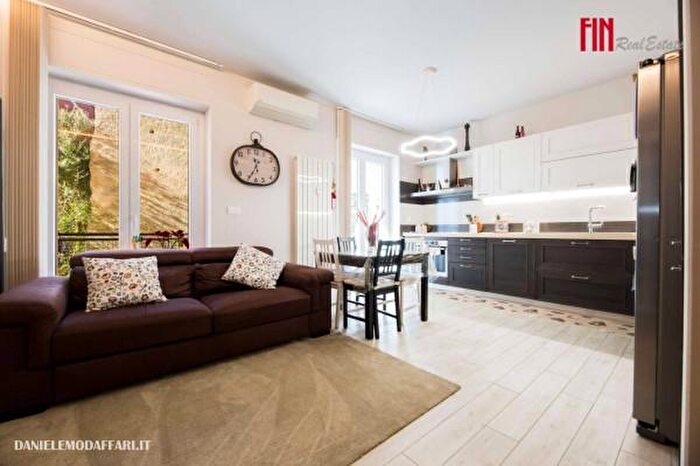 Appartamento trilocale in vendita in Via Borgoratti, Genova