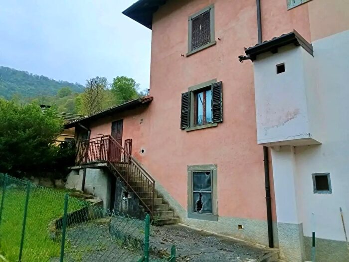 Casa con 7 locali in vendita in Piazza del Volontariato, Val Brembilla
