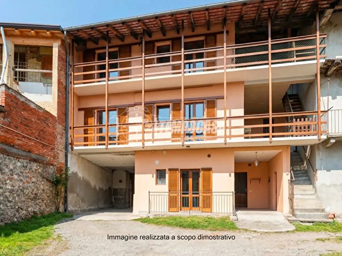 Casa quadrilocale in vendita in Via Roma Agrate, Agrate Conturbia