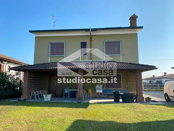 Casa in vendita in Via Monticelli, Badia Pavese