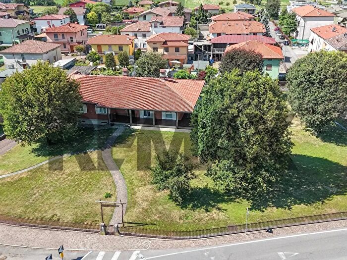 Casa con 7 locali in vendita in Osio Sopra