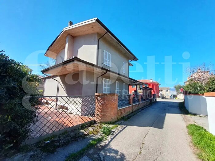 Casa con 9 locali in vendita in Via Bologna Snc, Mosciano SantAngelo