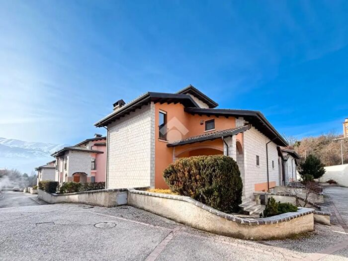 Casa quadrilocale in vendita in Via Manieri, LAquila