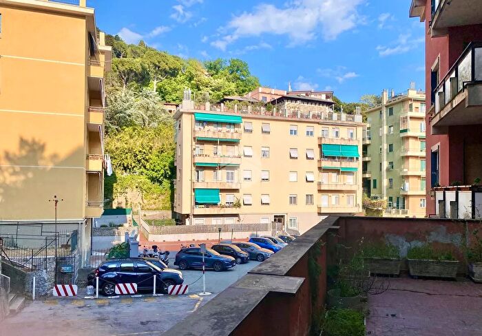 Appartamento trilocale in vendita in Via Ausonia, Genova
