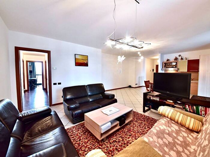 Appartamento trilocale in affitto in Via Carloni, Borghi, Como