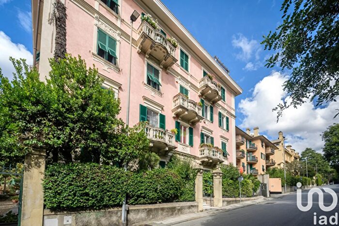 Appartamento con 8 locali in vendita in Via Flora, Genova