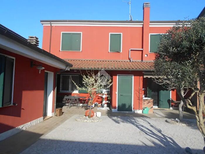 Casa con 8 locali in vendita in Via Calatafimi, Comacchio