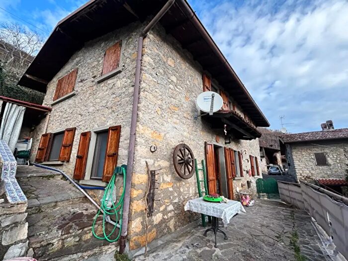 Appartamento bilocale in vendita in Via Costa, Adrara San Martino