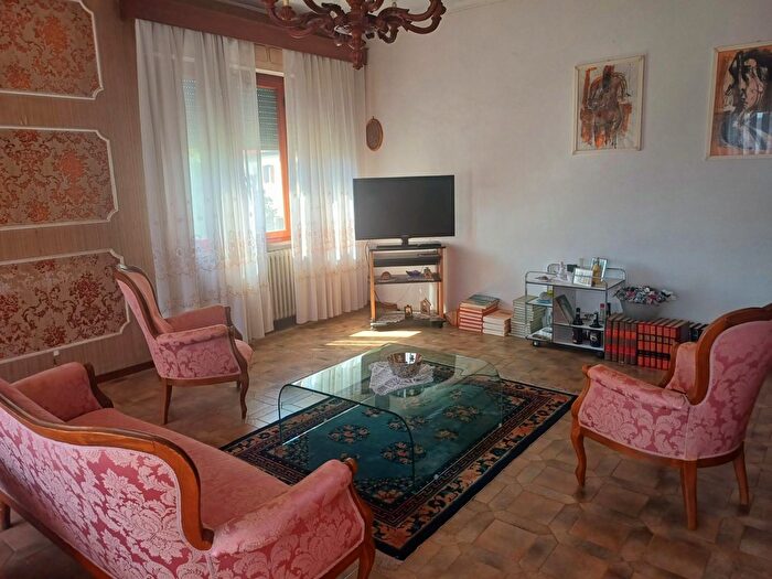 Appartamento con 6 locali in vendita in Cascina