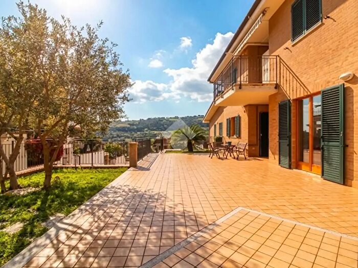 Appartamento quadrilocale in vendita in Via Santo Stefano, Grottammare