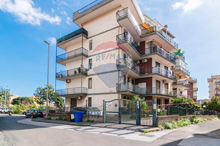 Appartamento con 6 locali in vendita in Via dei Piccioni, Catania