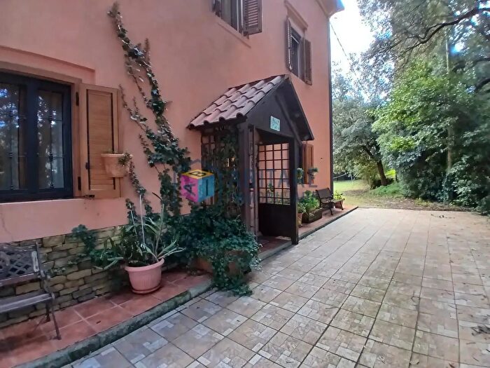 Casa con 12 locali in vendita in Collesalvetti