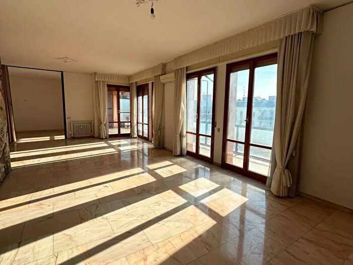 Appartamento con 8 locali in vendita in Modena