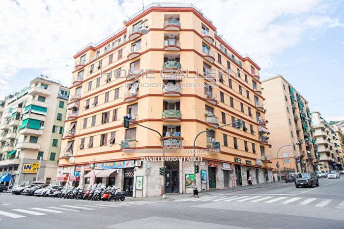 Appartamento trilocale in vendita in Corso Alessandro De Stefanis, Genova