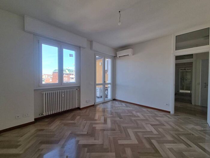 Appartamento trilocale in affitto in Morgagni, Milano