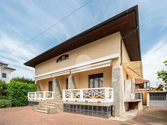 Casa con 8 locali in vendita in Via Giacomo Puccini, Druento