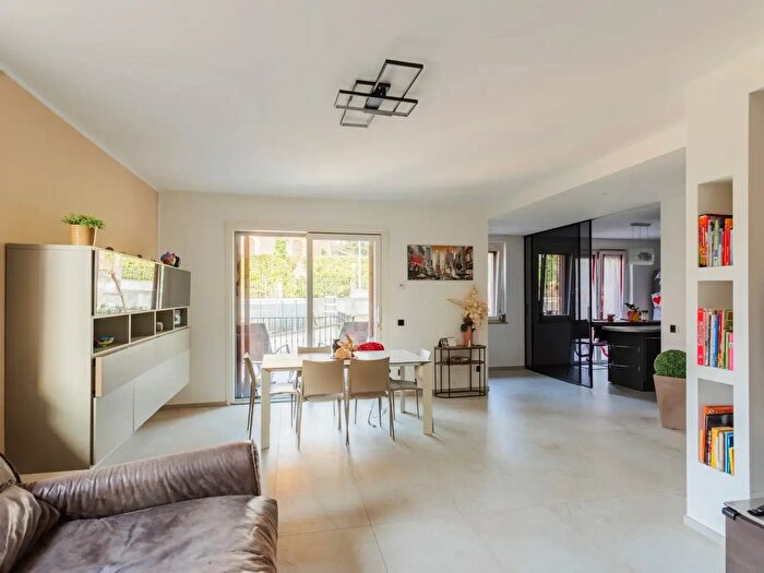 Casa con 7 locali in vendita in Via della Baia, Binago