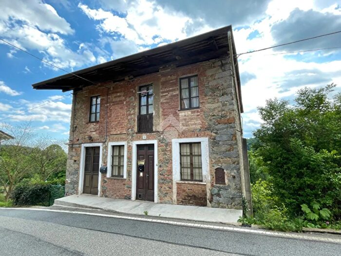 Casa con 11 locali in vendita in Fraz Governati, Camandona