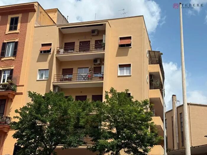 Appartamento trilocale in vendita in Via Taranto, Roma