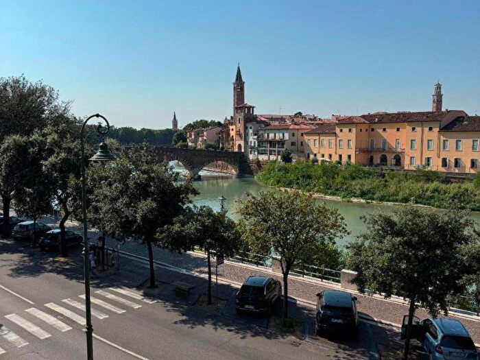 Appartamento trilocale in affitto in Via Sant'Alessio, Veronetta, Verona