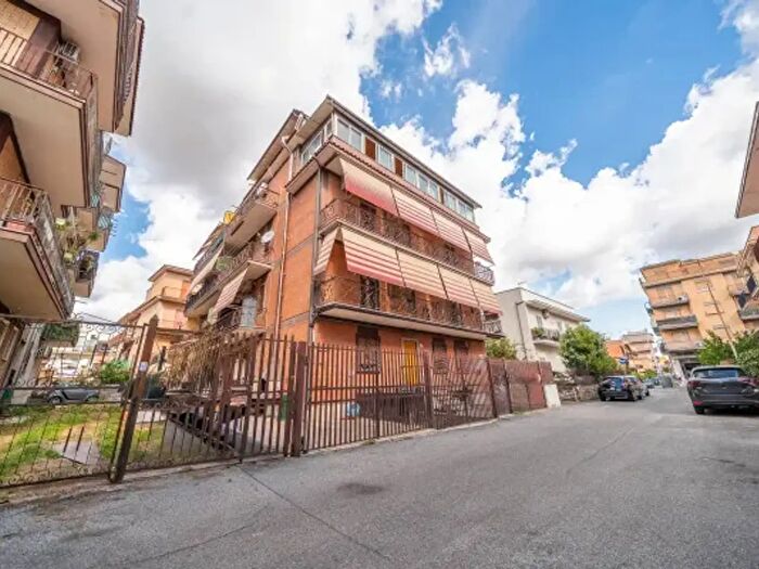 Appartamento trilocale in vendita in Via Nicola da Guardiagrele, Roma