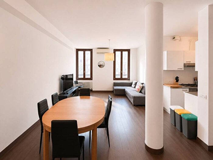Appartamento trilocale in affitto in Alzaia Naviglio Pavese, Navigli Darsena, Milano