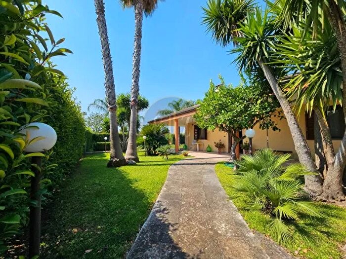 Casa con 6 locali in vendita in Via Eugenio Montale, Cutrofiano